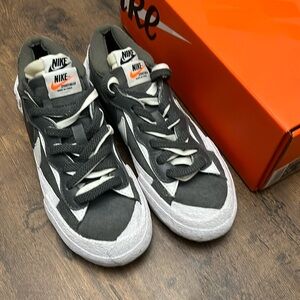 Nike Blazer Low/Sacai 4Y=W5.5
Pre owned comes with OG box!